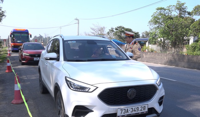 CSGT phát hiện hơn 2.800 trường hợp vi phạm nồng độ cồn ngày mùng 2 Tết- Ảnh 2. CSGT phát hiện hơn 2.800 trường hợp vi phạm nồng độ cồn ngày mùng 2 Tết- Ảnh 2.