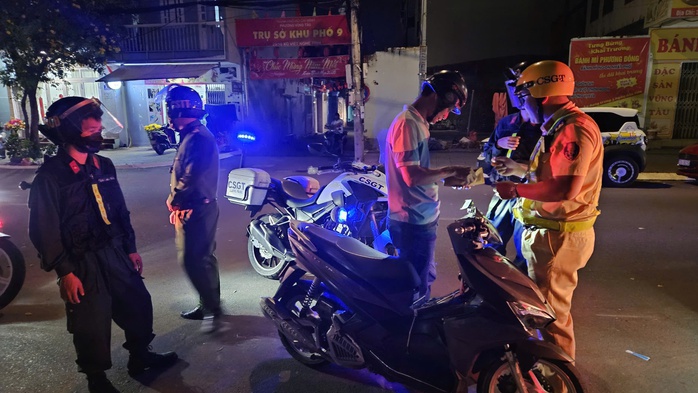 CLIP: CSGT Nam Sài Gòn xuyên đêm xử lý tài xế vi phạm nồng độ cồn- Ảnh 2.