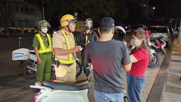 CLIP: CSGT Nam Sài Gòn xuyên đêm xử lý tài xế vi phạm nồng độ cồn- Ảnh 1.