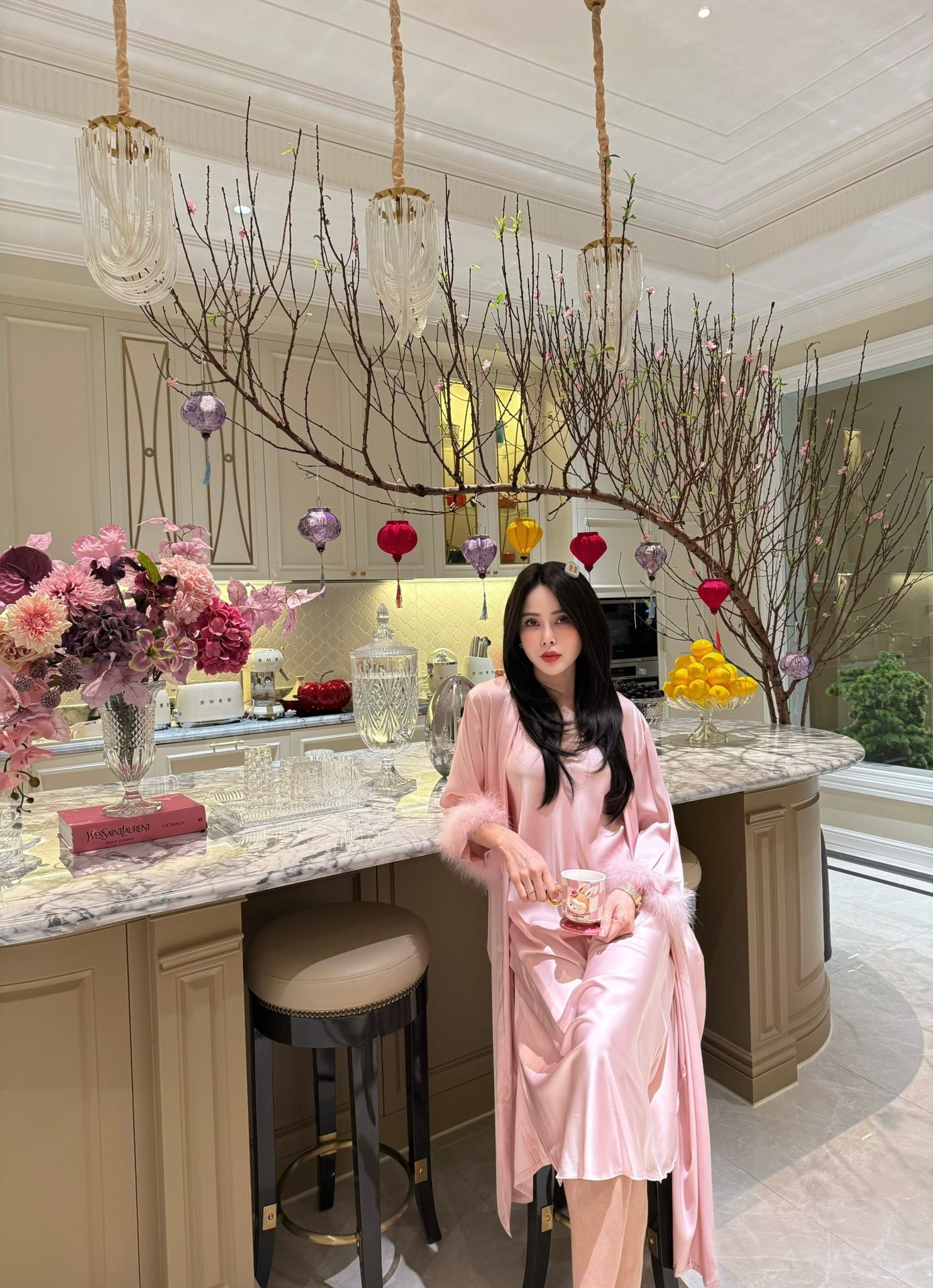 Bên trong dinh thự trắng sang trọng của phú bà Lâm Đồng ngày Tết: Nhìn bếp và nồi niêu mà ai cũng phải xuýt xoa- Ảnh 2.