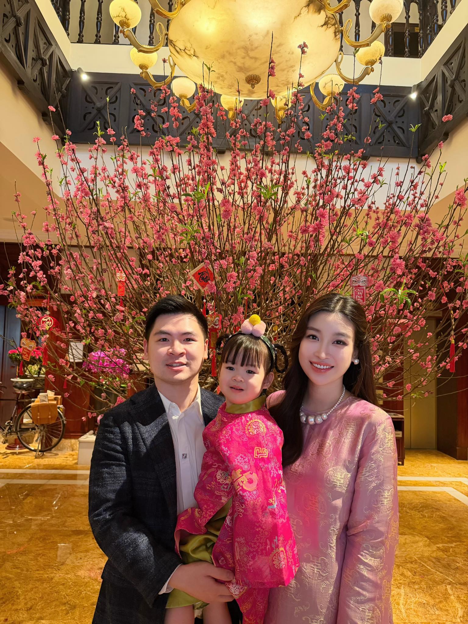 Đỗ Mỹ Linh đón tết ngọt ngào bên chồng Chủ tịch, netizen xôn xao vì visual "phá nét" giữa tin đồn mang bầu - Ảnh 1.