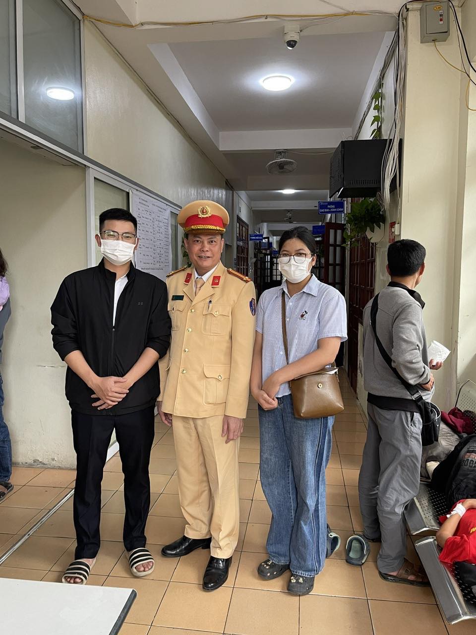 Mùng 1 Tết, bé 2 tháng tuổi tím tái giữa đường đi điều trị, CSGT lập tức dùng xe đặc chủng đưa đi cấp cứu kịp thời- Ảnh 1.