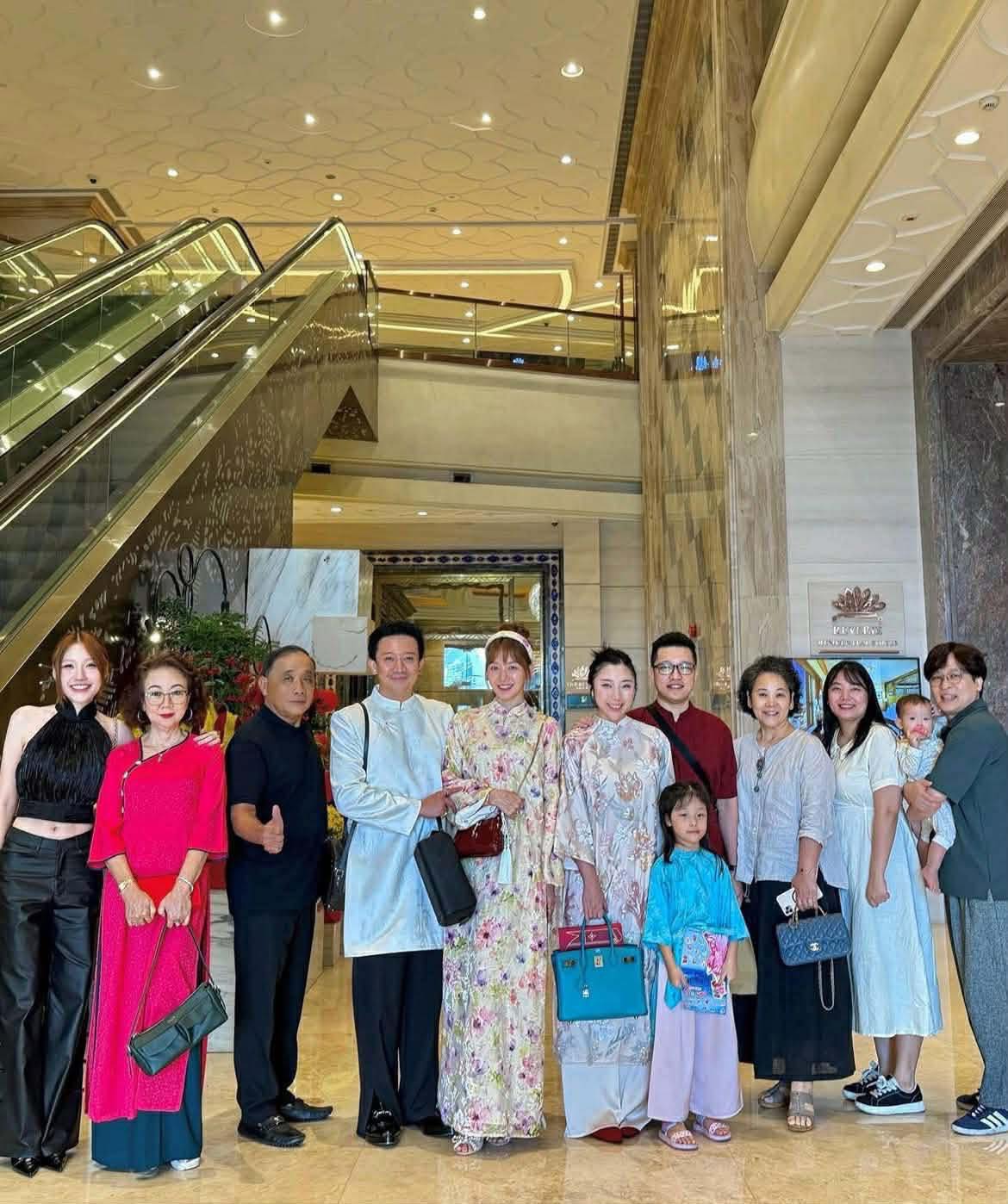 Hari Won vắng mặt trong bức ảnh chung của gia đình Trấn Thành- Ảnh 4. Hari Won vắng mặt trong bức ảnh chung của gia đình Trấn Thành- Ảnh 4.