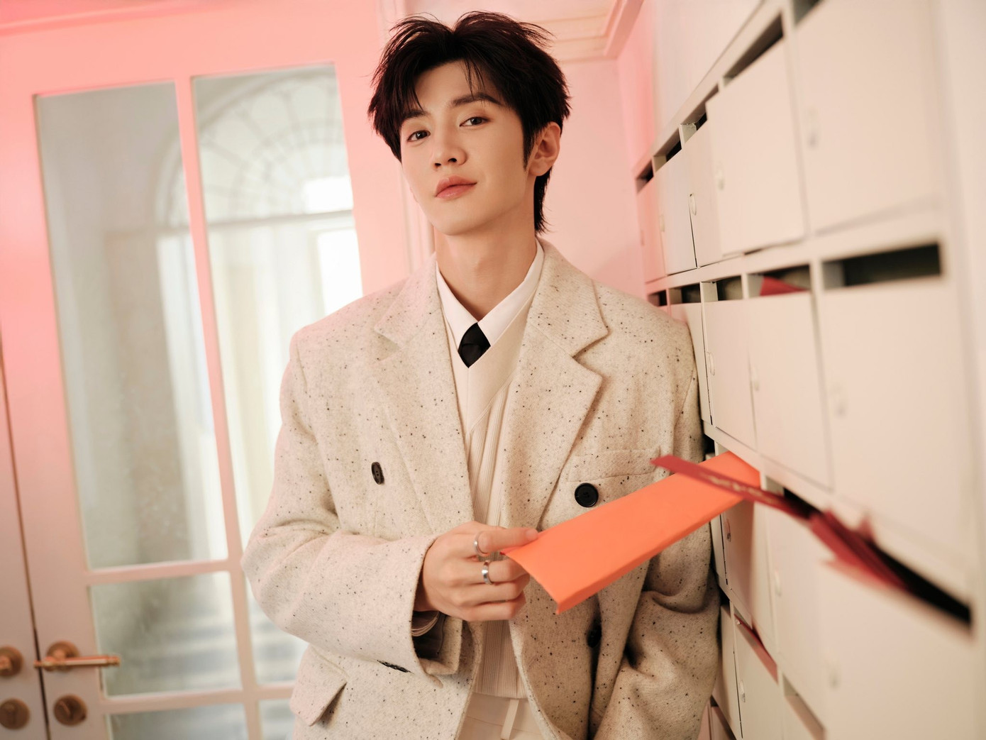 Nam diễn viên chi một tỷ đồng lì xì fan trong đêm Giao thừa- Ảnh 1.