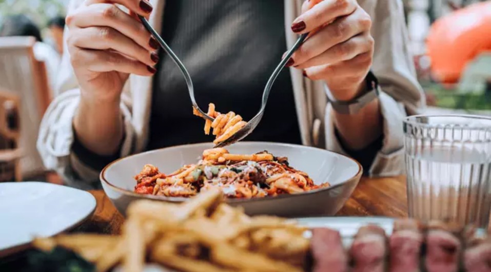 Ung thư đại trực tràng ở người trẻ tăng 45%, chuyên gia cảnh báo 7 nhóm thực phẩm nên hạn chế- Ảnh 1. Ung thư đại trực tràng ở người trẻ tăng 45%, chuyên gia cảnh báo 7 nhóm thực phẩm nên hạn chế- Ảnh 1.