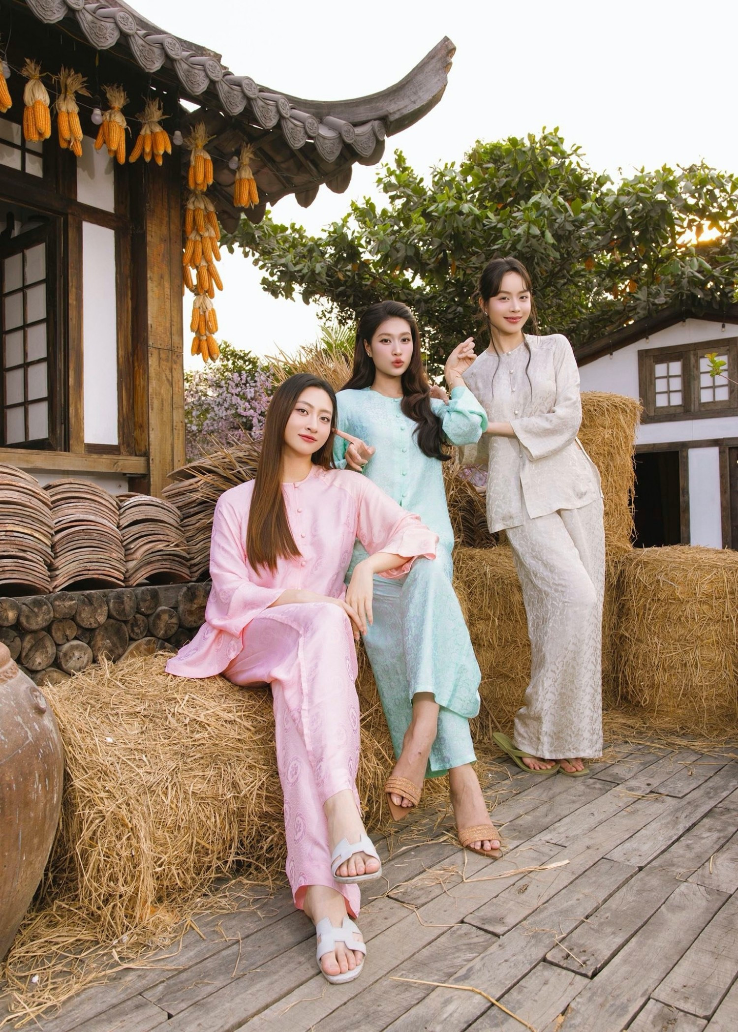 Học nàng Hậu tuổi Nhâm Ngọ có đôi chân dài 1,1m tập 4 động tác để bảo toàn vòng eo 63cm, vóc dáng thanh mảnh- Ảnh 1.