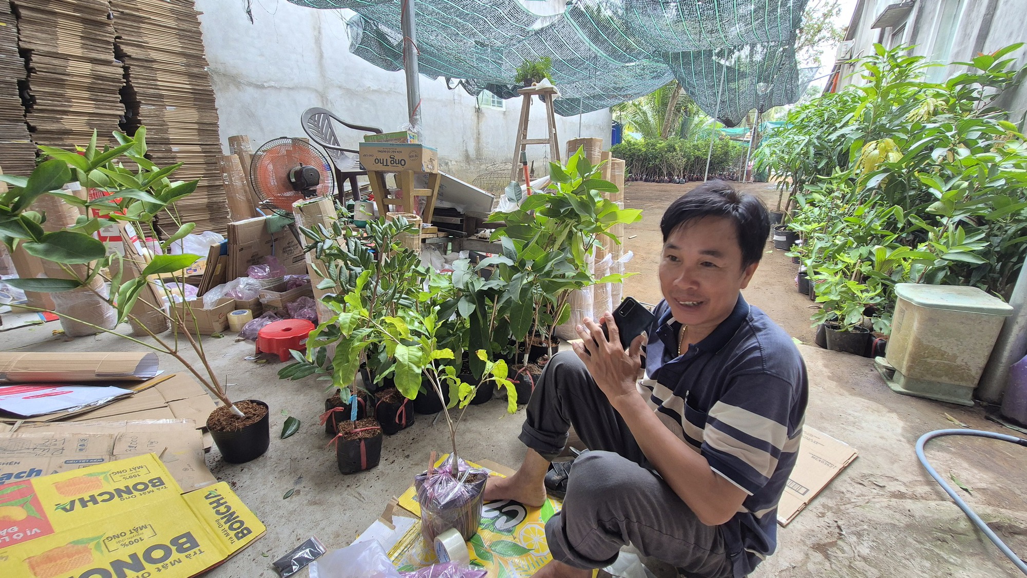 - Ảnh 3. Chủ shop hàng online