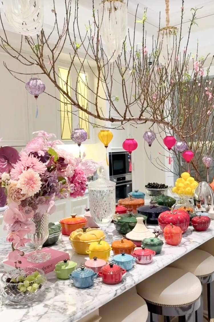 Bên trong dinh thự trắng sang trọng của phú bà Lâm Đồng ngày Tết: Nhìn bếp và nồi niêu mà ai cũng phải xuýt xoa- Ảnh 4.