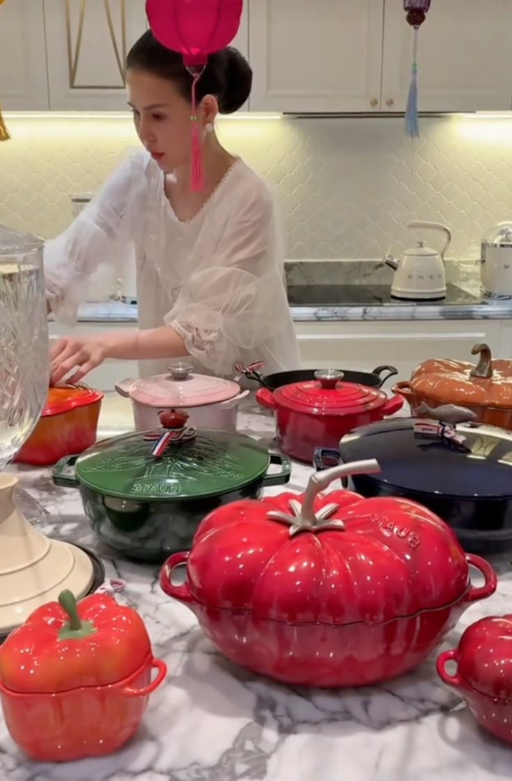 Bên trong dinh thự trắng sang trọng của phú bà Lâm Đồng ngày Tết: Nhìn bếp và nồi niêu mà ai cũng phải xuýt xoa- Ảnh 5.