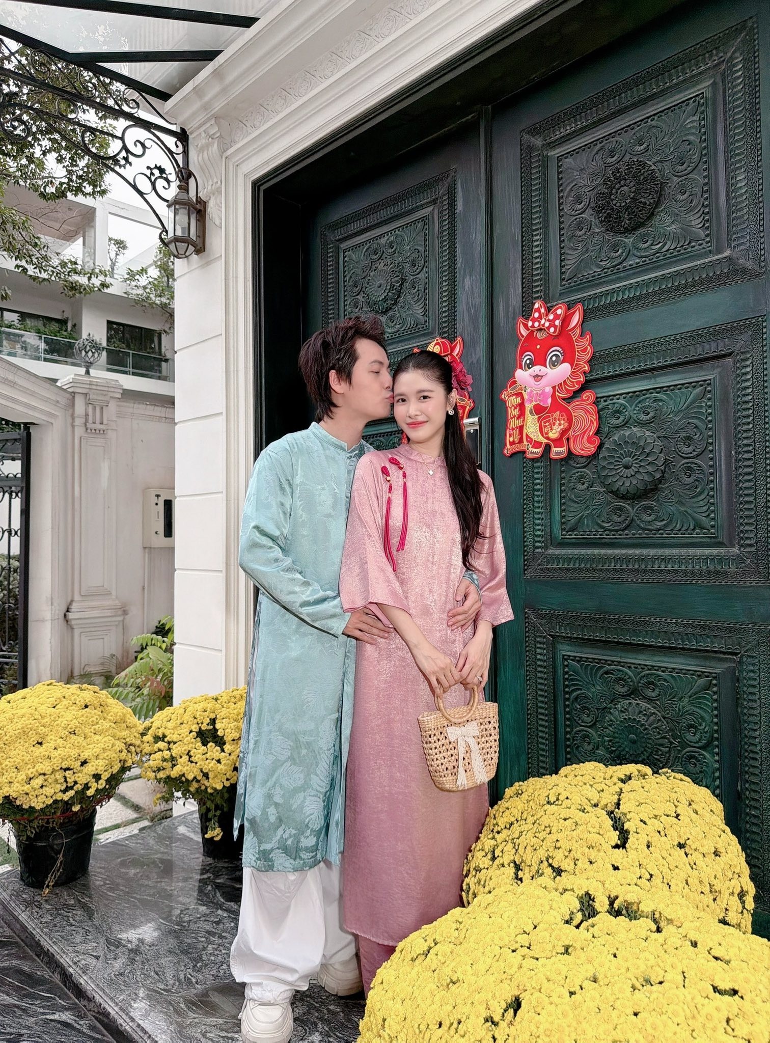 Nghệ sĩ Việt đón Tết 2026: Decor nhà đẹp như tranh, góc nào cũng có thể trở thành background "sống ảo" - Ảnh 14.