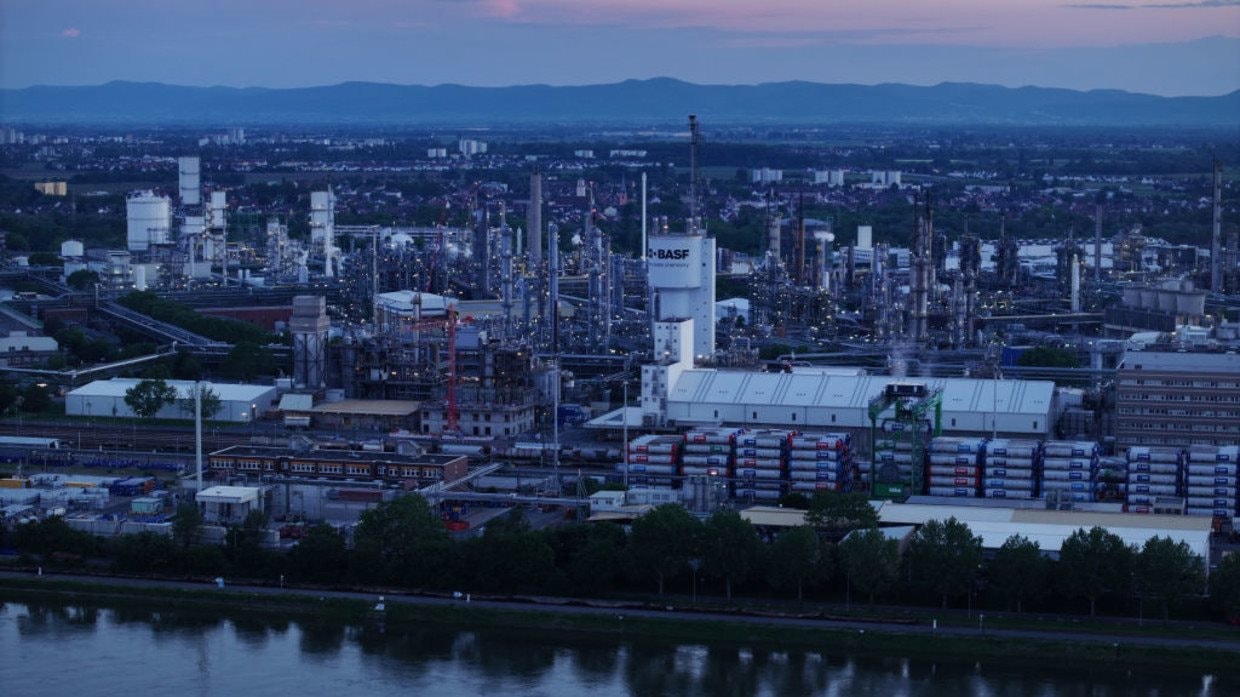 Giá điện tăng không tưởng lên 3 triệu đồng/MWh, hàng nghìn sếp lớn châu Âu đồng loạt cảnh báo- Ảnh 1.