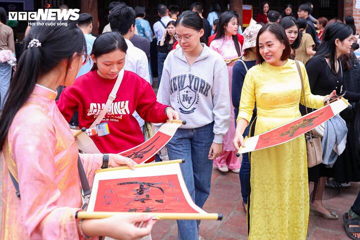 Người dân nườm nượp đổ về Văn Miếu xin chữ đầu năm- Ảnh 12.