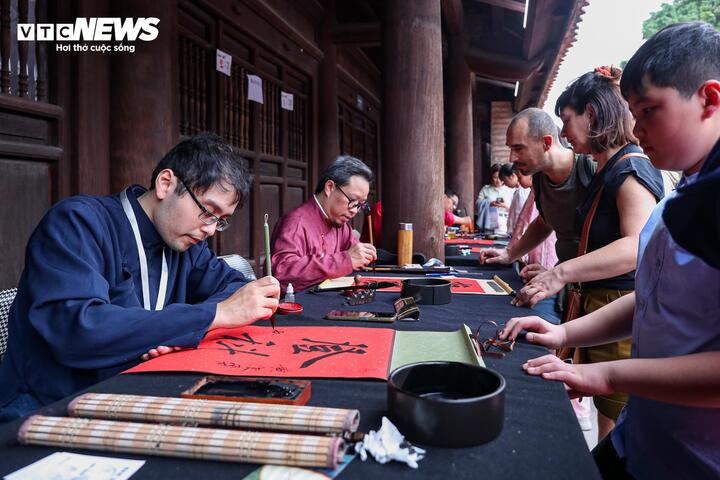 Người dân nườm nượp đổ về Văn Miếu xin chữ đầu năm- Ảnh 11.