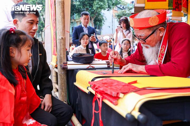 Người dân nườm nượp đổ về Văn Miếu xin chữ đầu năm- Ảnh 15.