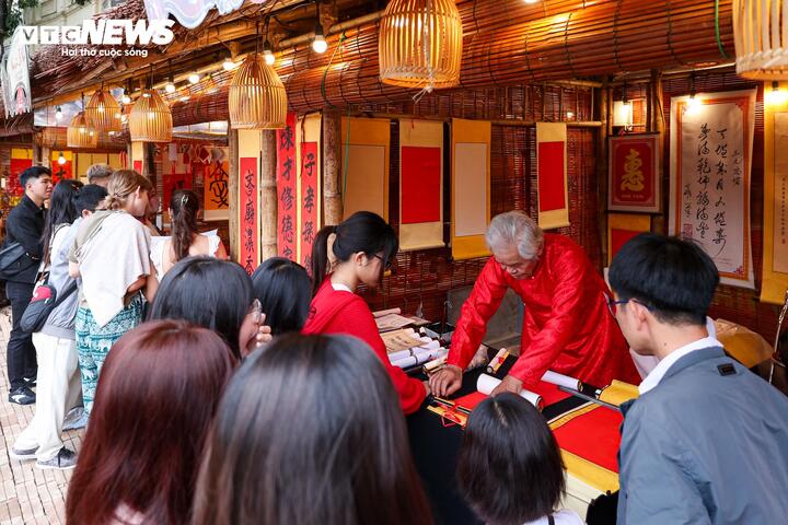 Người dân nườm nượp đổ về Văn Miếu xin chữ đầu năm- Ảnh 14.