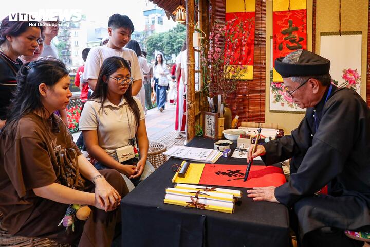 Người dân nườm nượp đổ về Văn Miếu xin chữ đầu năm- Ảnh 16.