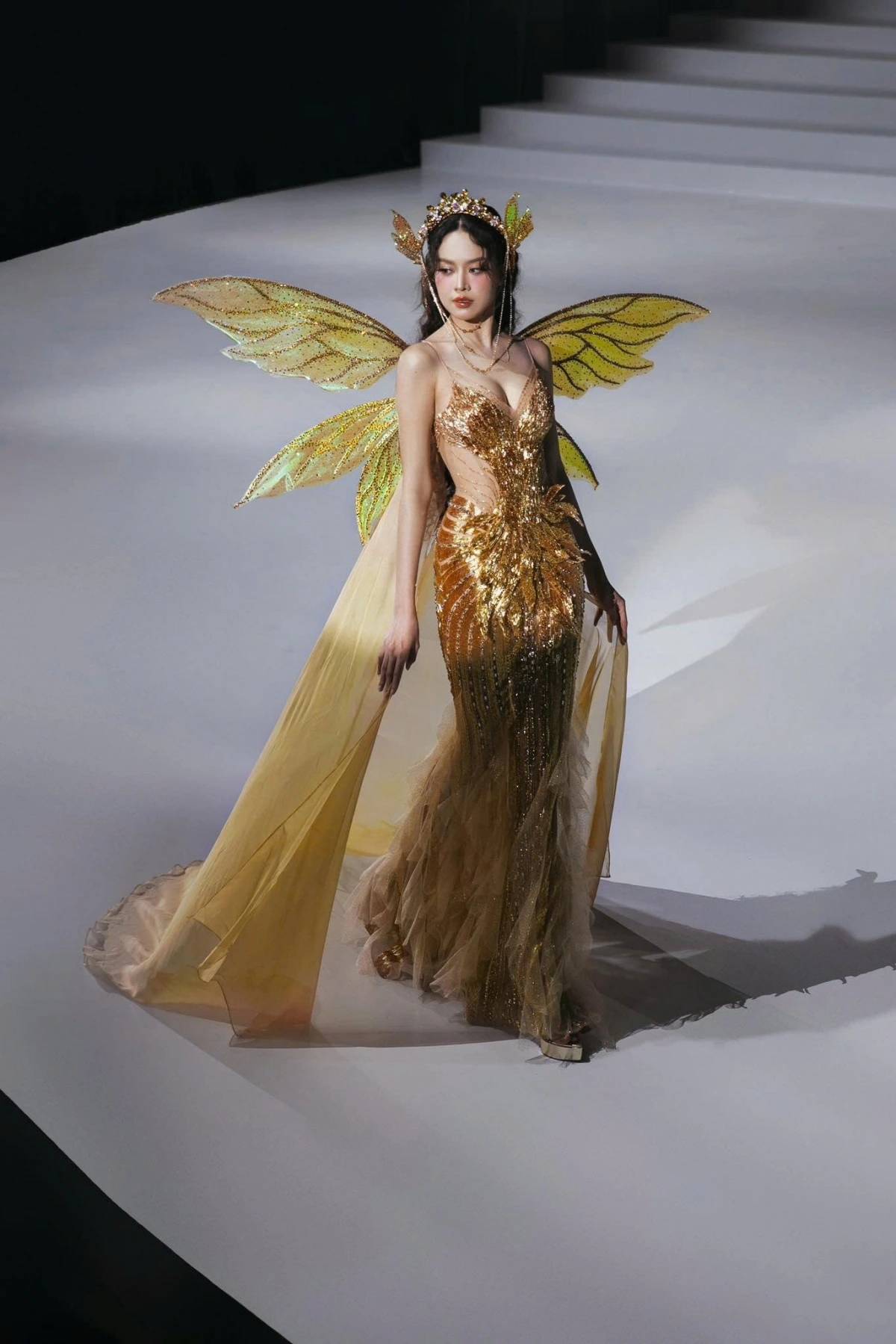 Học nàng Hậu tuổi Nhâm Ngọ có đôi chân dài 1,1m tập 4 động tác để bảo toàn vòng eo 63cm, vóc dáng thanh mảnh- Ảnh 5.