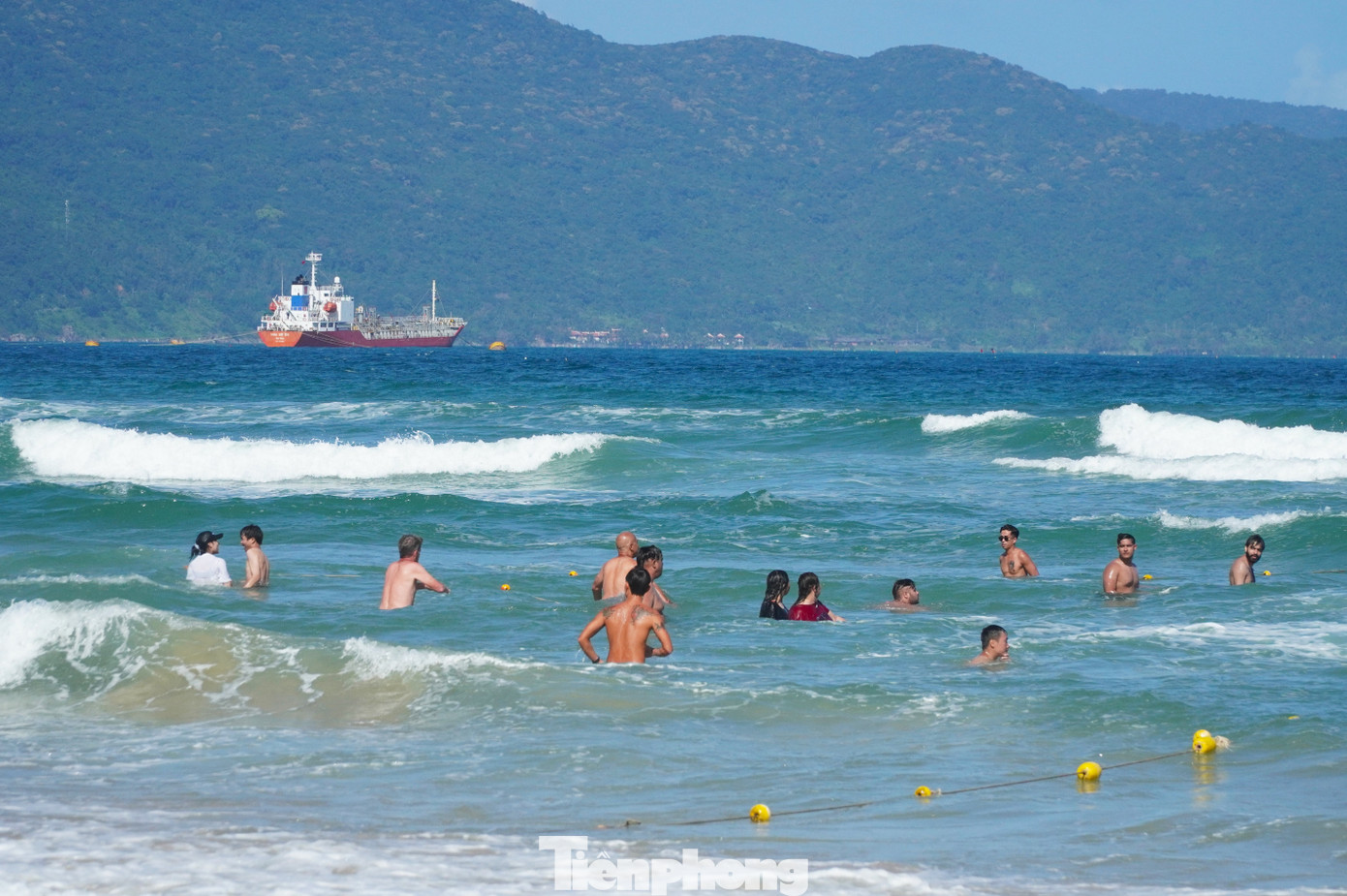 Biển Đà Nẵng không được nghỉ... Tết- Ảnh 16.