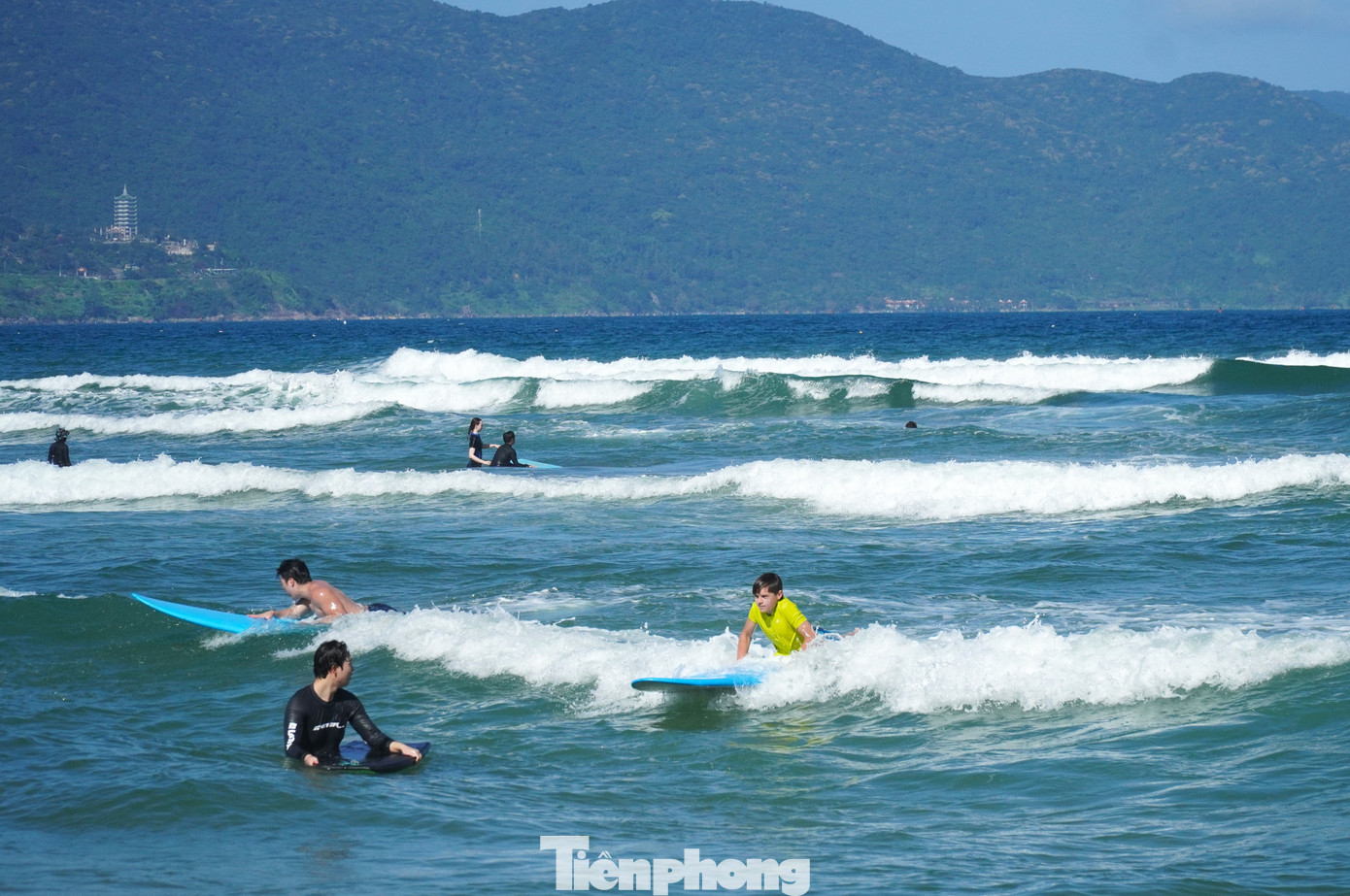 Biển Đà Nẵng không được nghỉ... Tết- Ảnh 4.