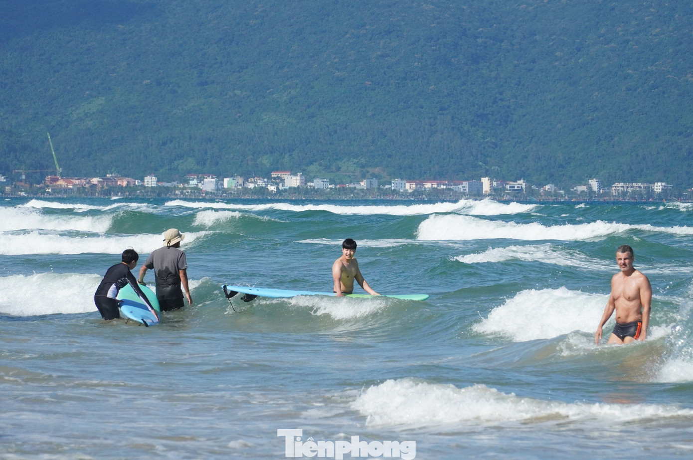 Biển Đà Nẵng không được nghỉ... Tết- Ảnh 2.