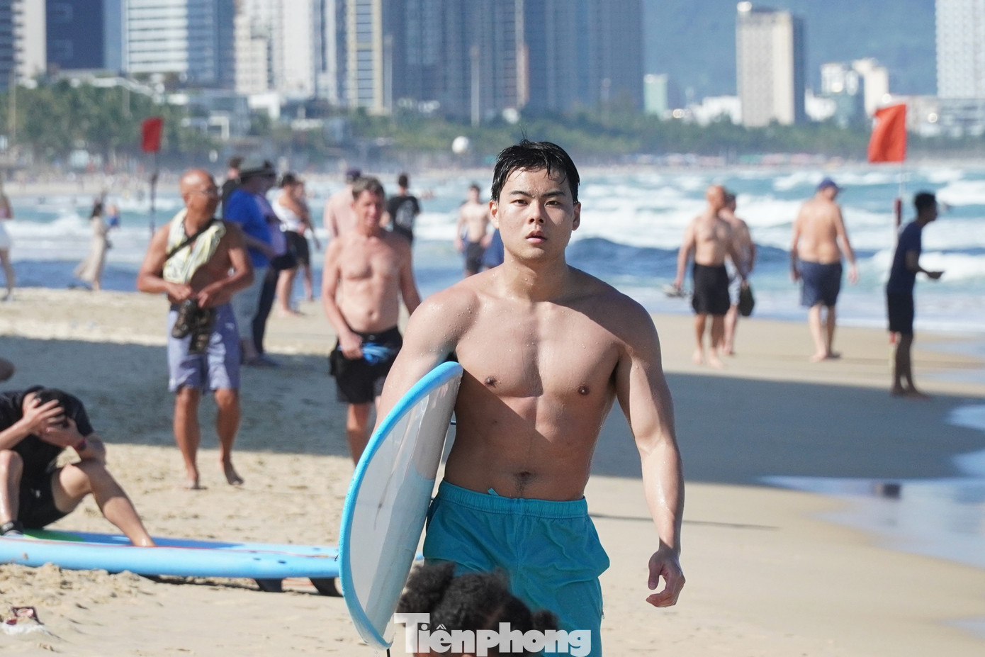 Biển Đà Nẵng không được nghỉ... Tết- Ảnh 1.