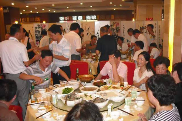 Buổi họp lớp 40 người, 5 người lương 3,7 tỷ ngồi riêng một bàn: Lớp trưởng nói 1 câu khiến cả 5 buông đũa- Ảnh 1.