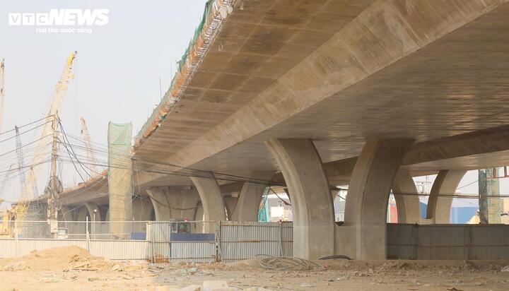 Hình hài cầu vượt sông Lạch Tray hơn 2.000 tỷ đồng sau 13 tháng thi công- Ảnh 13.