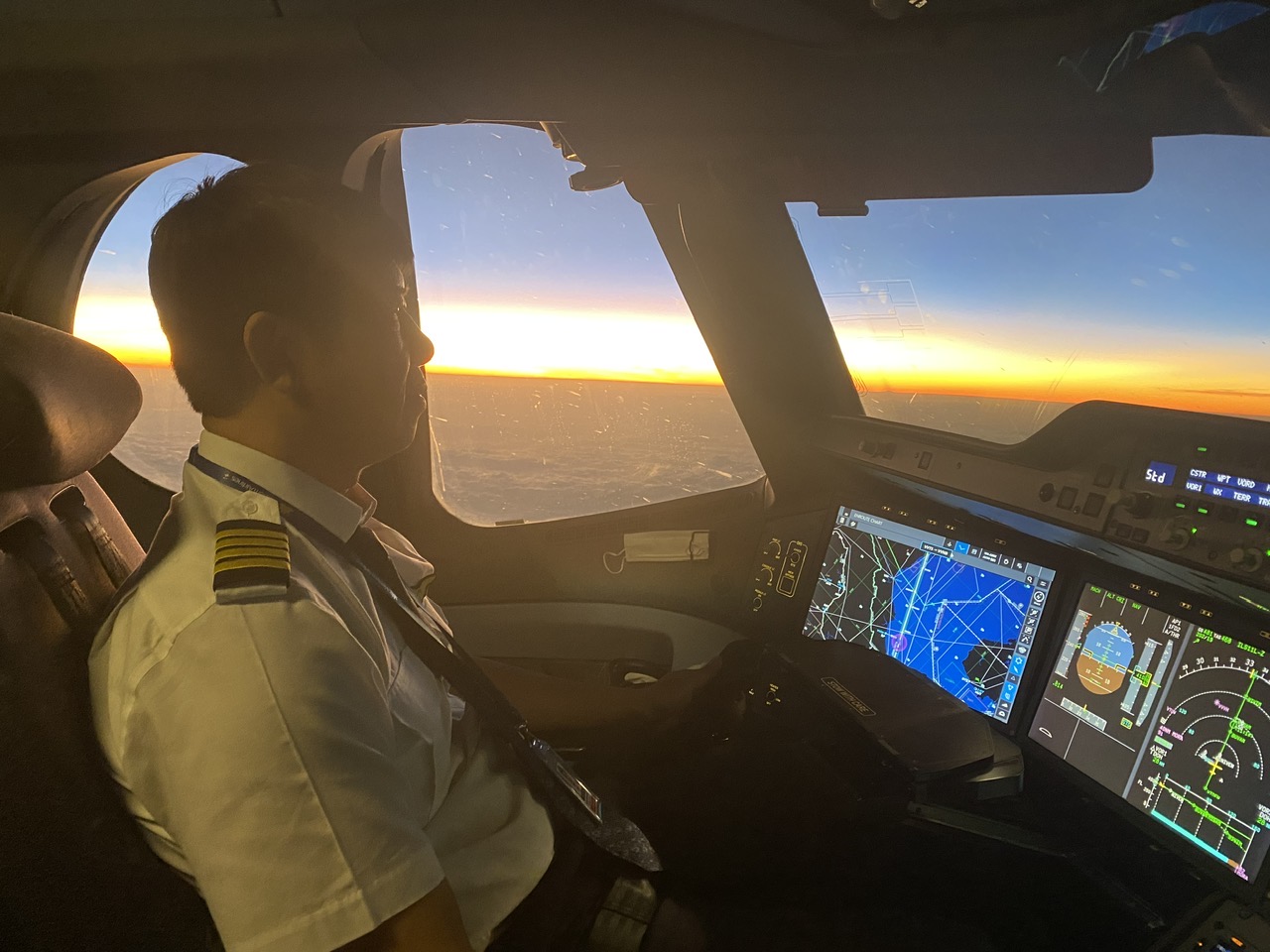 Cơ trưởng Vietnam Airlines Phạm Đình Hưng: Gần 60 tuổi vẫn phải liên tục rèn thể lực, ai muốn vào nghề, bên cạnh thu nhập, hãy lưu tâm đến sự khắc nghiệt- Ảnh 1.