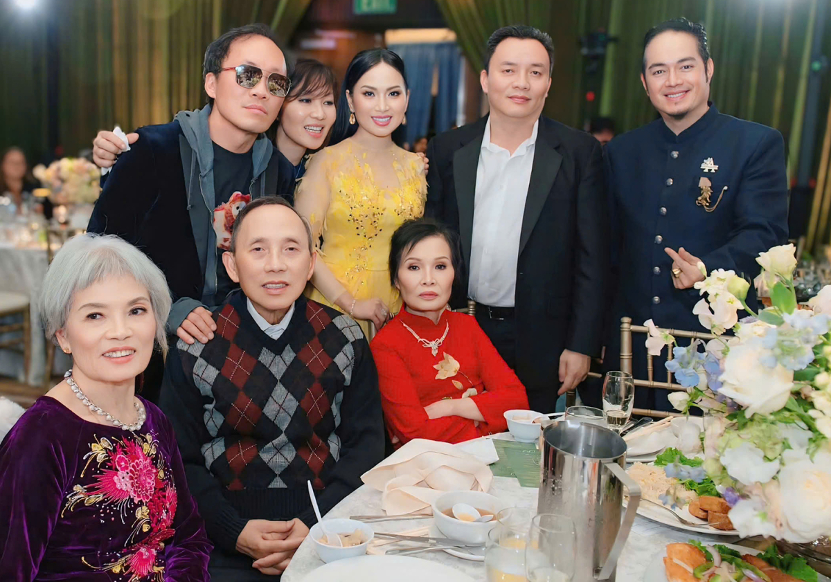 Nữ "ca sĩ giàu nhất Việt Nam" công khai hình ảnh bố mẹ chồng: Mối quan hệ ra sao?- Ảnh 1.