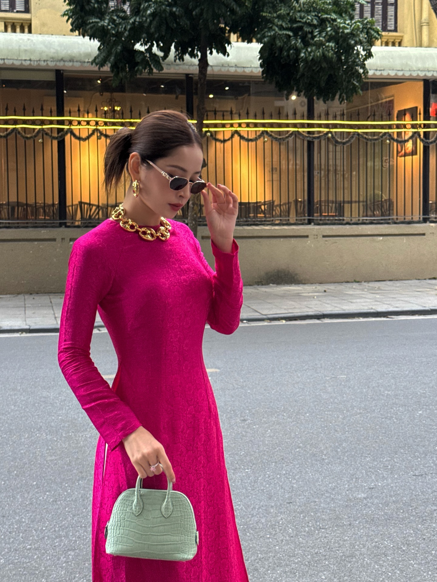 Tết nhất Chi Pu đeo vàng nặng người, fan vội hỏi trên cổ đang là mấy chục cây?- Ảnh 2.