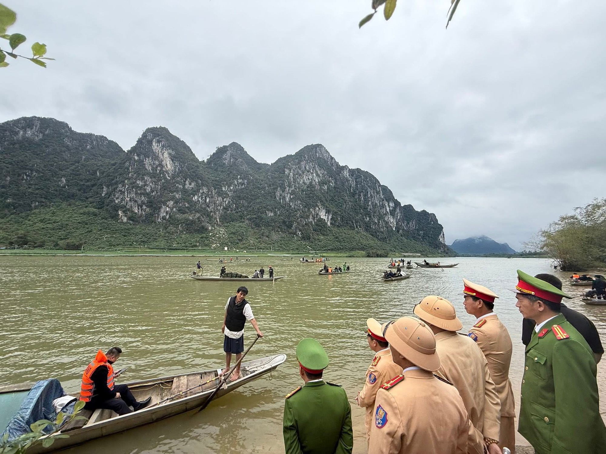 Chùm ảnh hiện trường vụ lật đò chở 7 người một gia đình ngày mùng 3 Tết: 4 nạn nhân chết và mất tích, bé 3 tuổi không qua khỏi- Ảnh 5. Chùm ảnh hiện trường vụ lật đò chở 7 người một gia đình ngày mùng 3 Tết: 4 nạn nhân chết và mất tích, bé 3 tuổi không qua khỏi- Ảnh 5.