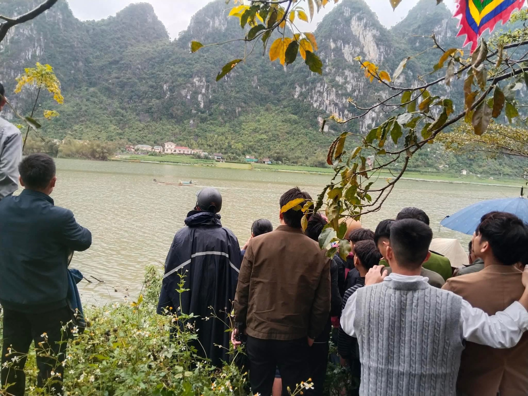 Chùm ảnh hiện trường vụ lật đò chở 7 người một gia đình ngày mùng 3 Tết: 4 nạn nhân chết và mất tích, bé 3 tuổi không qua khỏi- Ảnh 4. Chùm ảnh hiện trường vụ lật đò chở 7 người một gia đình ngày mùng 3 Tết: 4 nạn nhân chết và mất tích, bé 3 tuổi không qua khỏi- Ảnh 4.