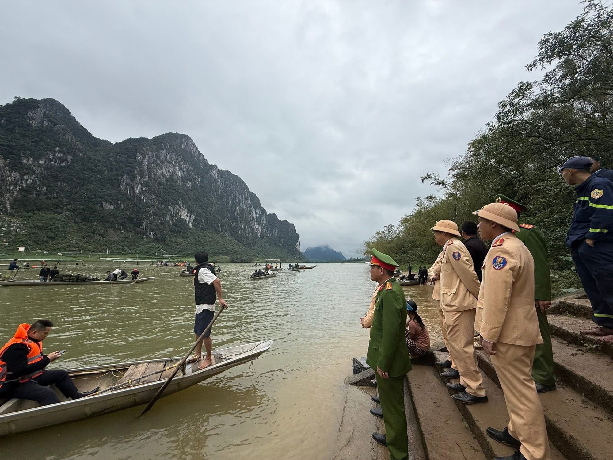 Chùm ảnh hiện trường vụ lật đò chở 7 người một gia đình ngày mùng 3 Tết: 4 nạn nhân chết và mất tích, bé 3 tuổi không qua khỏi- Ảnh 6. Chùm ảnh hiện trường vụ lật đò chở 7 người một gia đình ngày mùng 3 Tết: 4 nạn nhân chết và mất tích, bé 3 tuổi không qua khỏi- Ảnh 6.