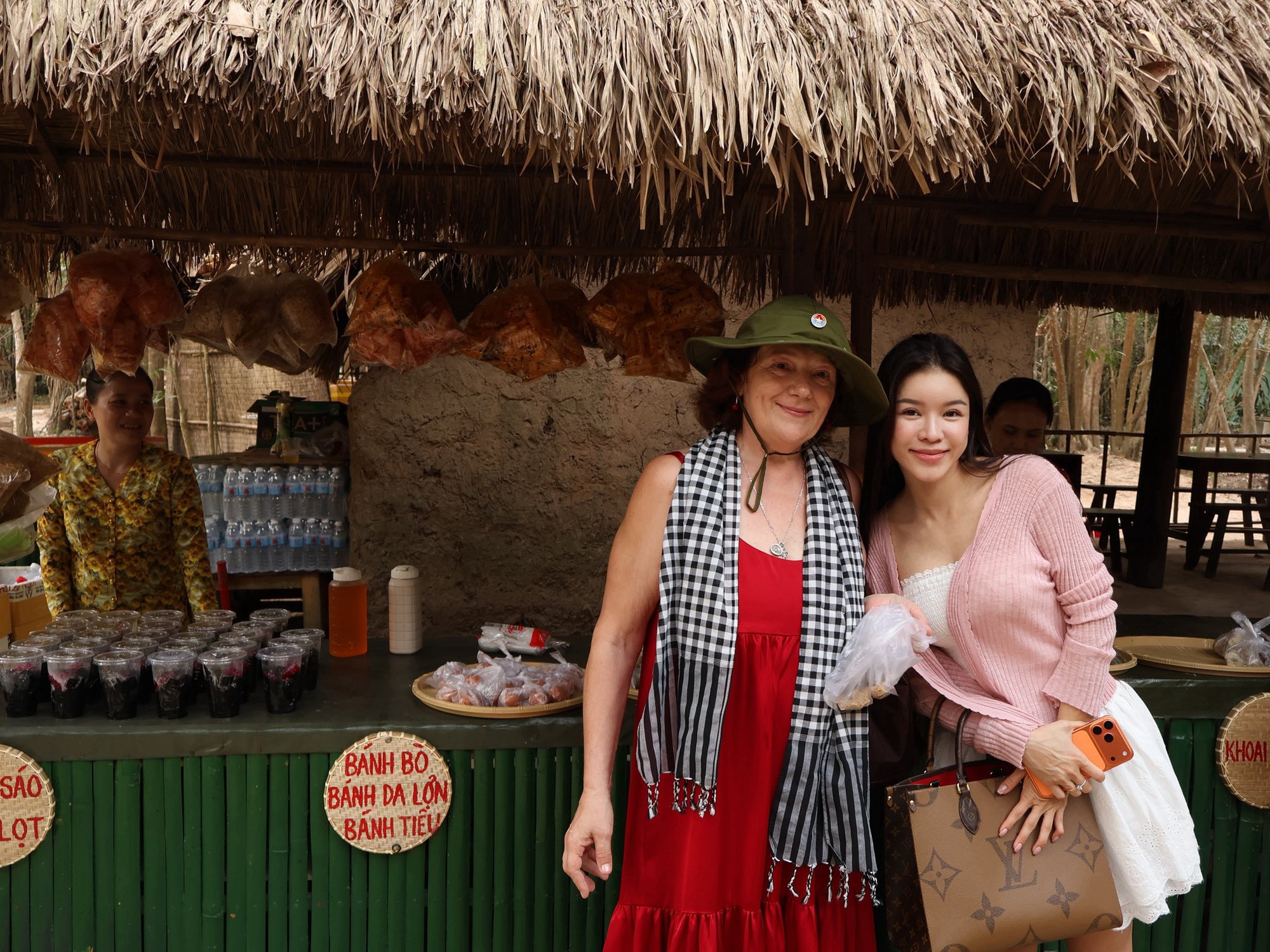 Gia đình Văn Lâm tham qua Địa đạo Củ Chi ngày Tết, Yến Xuân khoe khéo mối quan hệ với mẹ chồng người Nga- Ảnh 2.