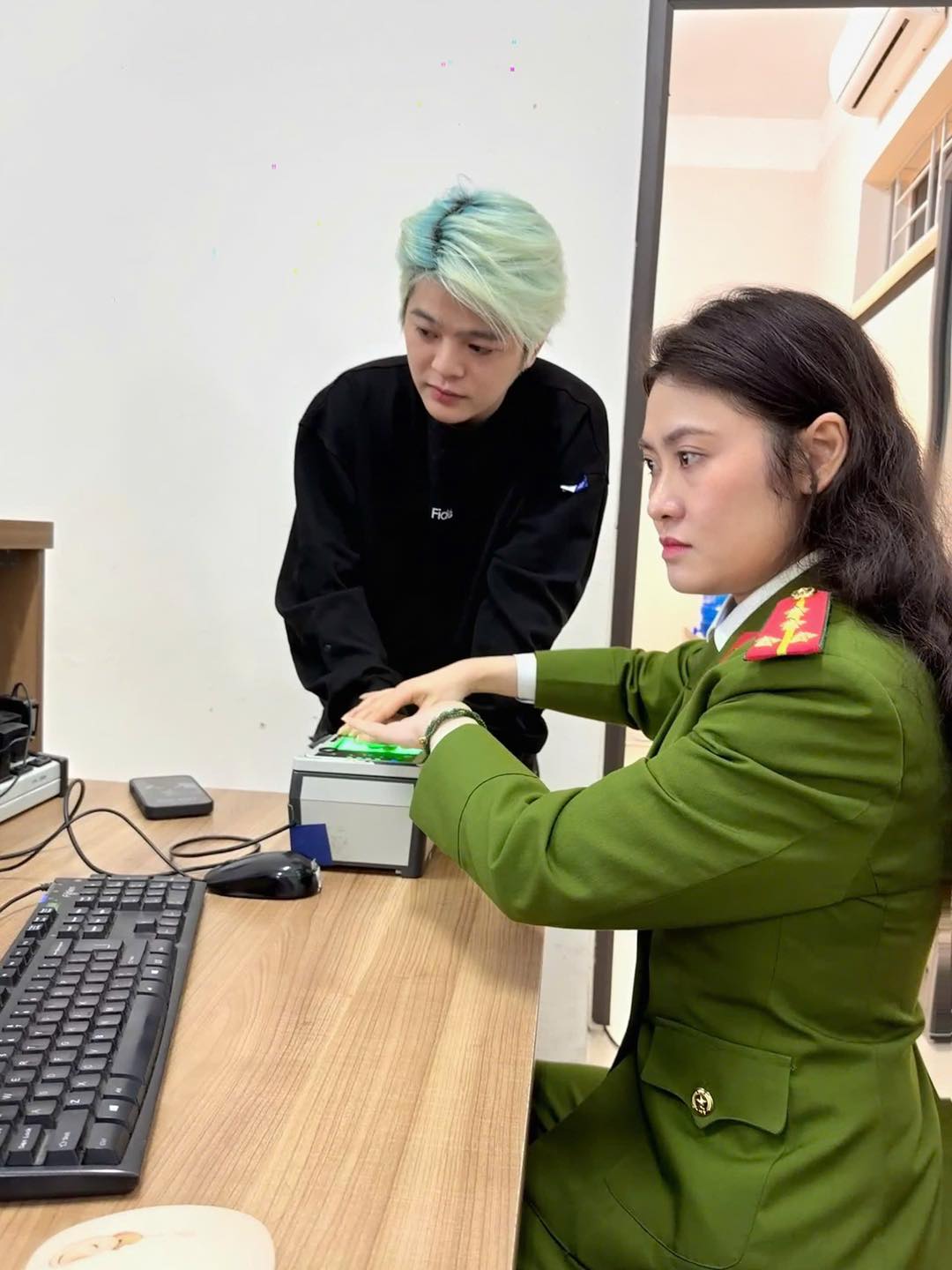 Nam ca sĩ mùng 3 Tết lên Công an phường, gây sốt trang Thông tin Chính phủ- Ảnh 1. Nam ca sĩ mùng 3 Tết lên Công an phường, gây sốt trang Thông tin Chính phủ- Ảnh 1.