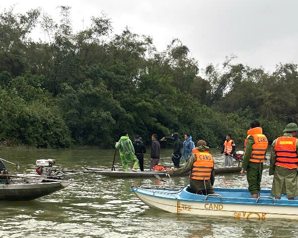 Chùm ảnh hiện trường vụ lật đò chở 7 người một gia đình ngày mùng 3 Tết: 4 nạn nhân chết và mất tích, bé 3 tuổi không qua khỏi- Ảnh 7. Chùm ảnh hiện trường vụ lật đò chở 7 người một gia đình ngày mùng 3 Tết: 4 nạn nhân chết và mất tích, bé 3 tuổi không qua khỏi- Ảnh 7.