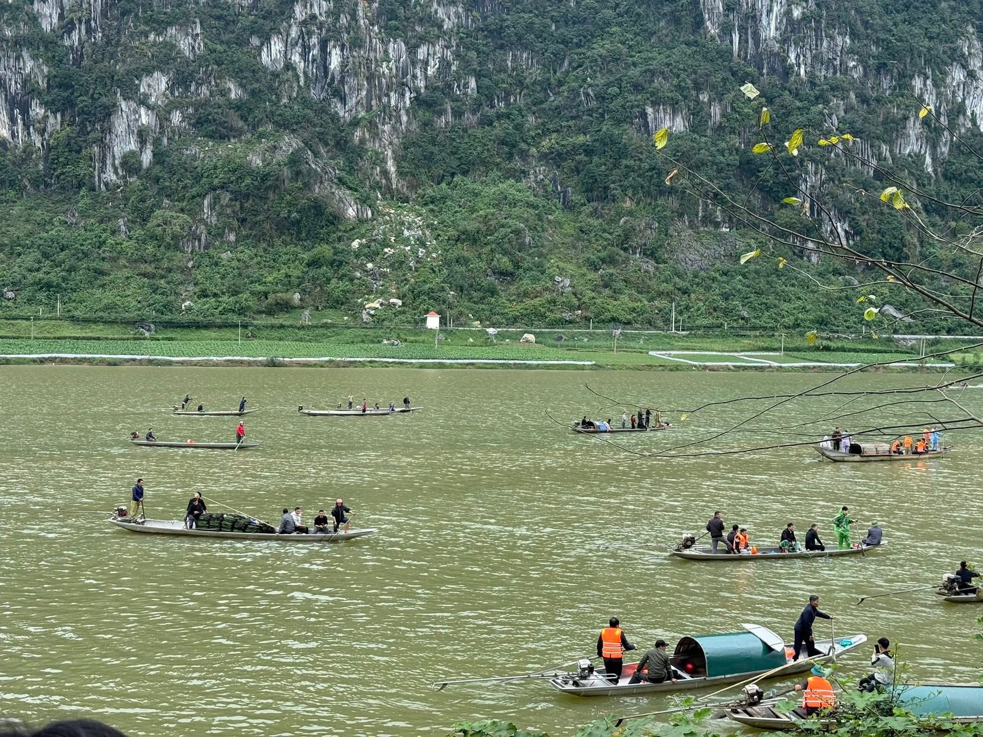 Chùm ảnh hiện trường vụ lật đò chở 7 người một gia đình ngày mùng 3 Tết: 4 nạn nhân chết và mất tích, bé 3 tuổi không qua khỏi- Ảnh 1. Chùm ảnh hiện trường vụ lật đò chở 7 người một gia đình ngày mùng 3 Tết: 4 nạn nhân chết và mất tích, bé 3 tuổi không qua khỏi- Ảnh 1.