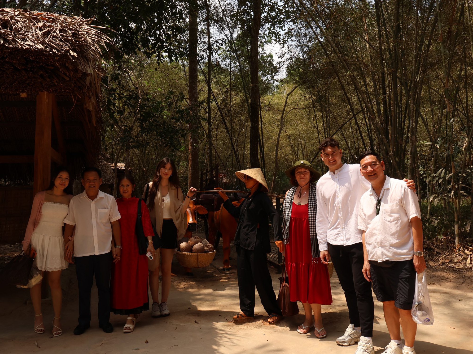 Gia đình Văn Lâm tham qua Địa đạo Củ Chi ngày Tết, Yến Xuân khoe khéo mối quan hệ với mẹ chồng người Nga- Ảnh 1.