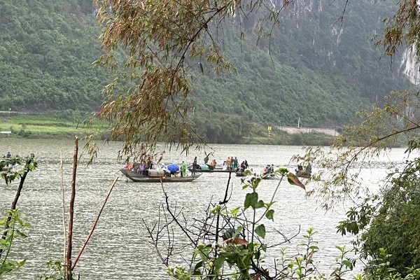 Chùm ảnh hiện trường vụ lật đò chở 7 người một gia đình ngày mùng 3 Tết: 4 nạn nhân chết và mất tích, bé 3 tuổi không qua khỏi- Ảnh 10. Chùm ảnh hiện trường vụ lật đò chở 7 người một gia đình ngày mùng 3 Tết: 4 nạn nhân chết và mất tích, bé 3 tuổi không qua khỏi- Ảnh 10.