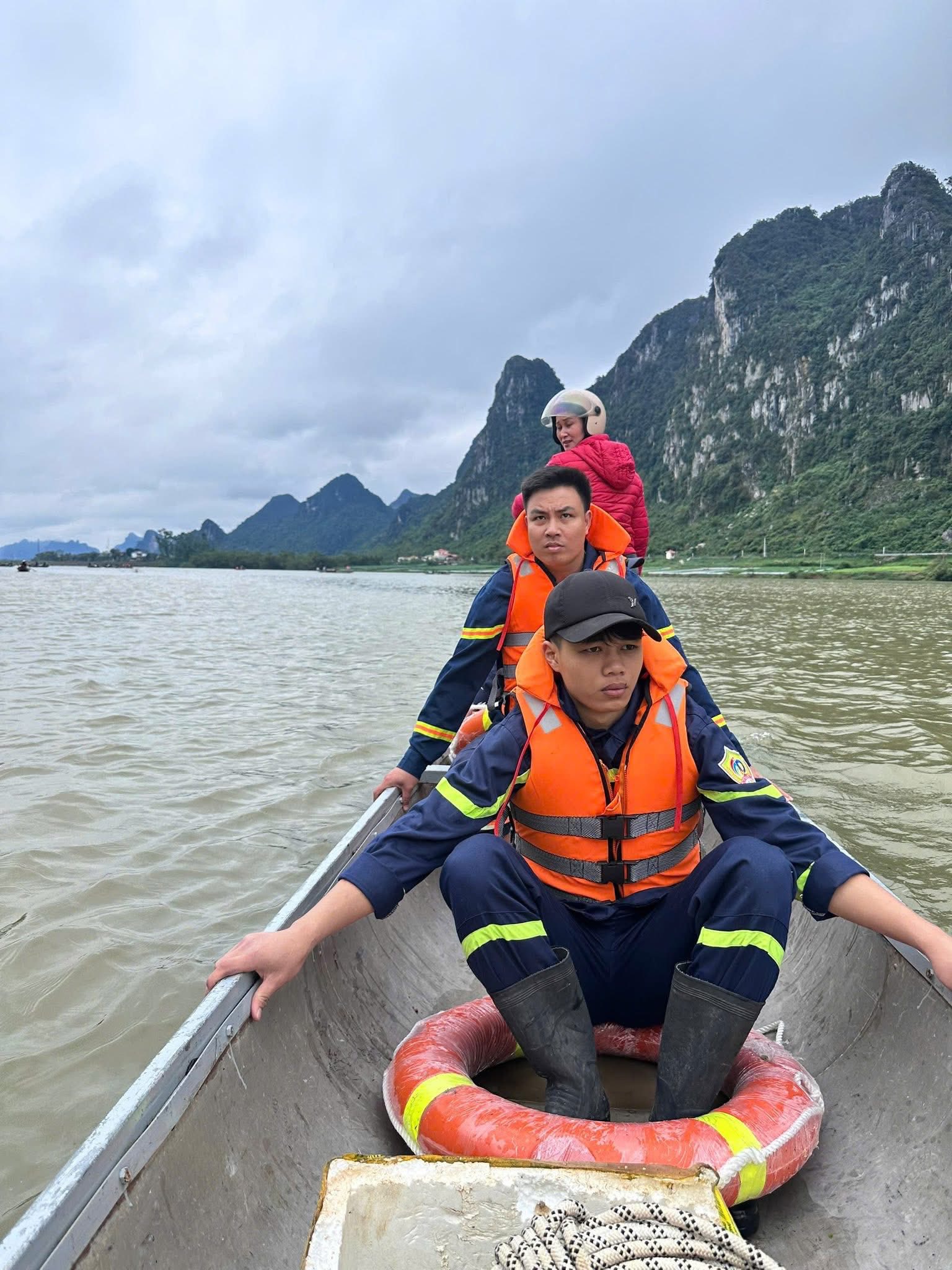 Chùm ảnh hiện trường vụ lật đò chở 7 người một gia đình ngày mùng 3 Tết: 4 nạn nhân chết và mất tích, bé 3 tuổi không qua khỏi- Ảnh 8. Chùm ảnh hiện trường vụ lật đò chở 7 người một gia đình ngày mùng 3 Tết: 4 nạn nhân chết và mất tích, bé 3 tuổi không qua khỏi- Ảnh 8.