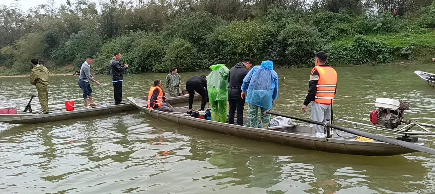 Chùm ảnh hiện trường vụ lật đò chở 7 người một gia đình ngày mùng 3 Tết: 4 nạn nhân chết và mất tích, bé 3 tuổi không qua khỏi- Ảnh 3. Chùm ảnh hiện trường vụ lật đò chở 7 người một gia đình ngày mùng 3 Tết: 4 nạn nhân chết và mất tích, bé 3 tuổi không qua khỏi- Ảnh 3.