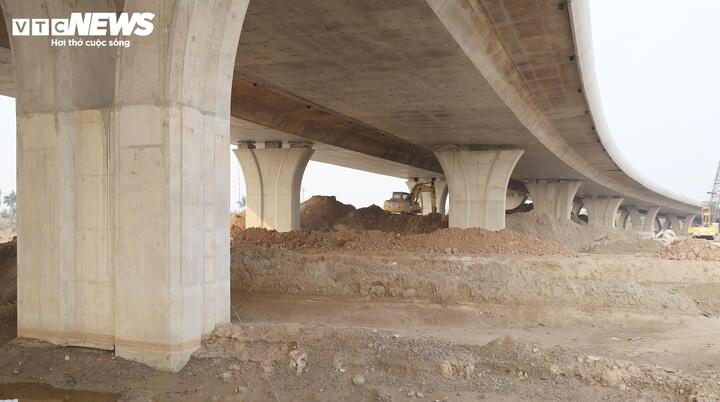 Hình hài cầu vượt sông Lạch Tray hơn 2.000 tỷ đồng sau 13 tháng thi công- Ảnh 7.