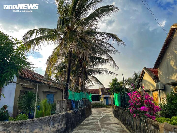 Độc đáo ngôi làng '100% nhà lợp mái đỏ' bên biển Đắk Lắk- Ảnh 4.