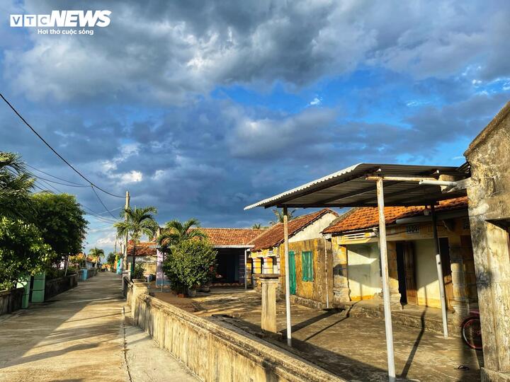 Độc đáo ngôi làng '100% nhà lợp mái đỏ' bên biển Đắk Lắk- Ảnh 9.