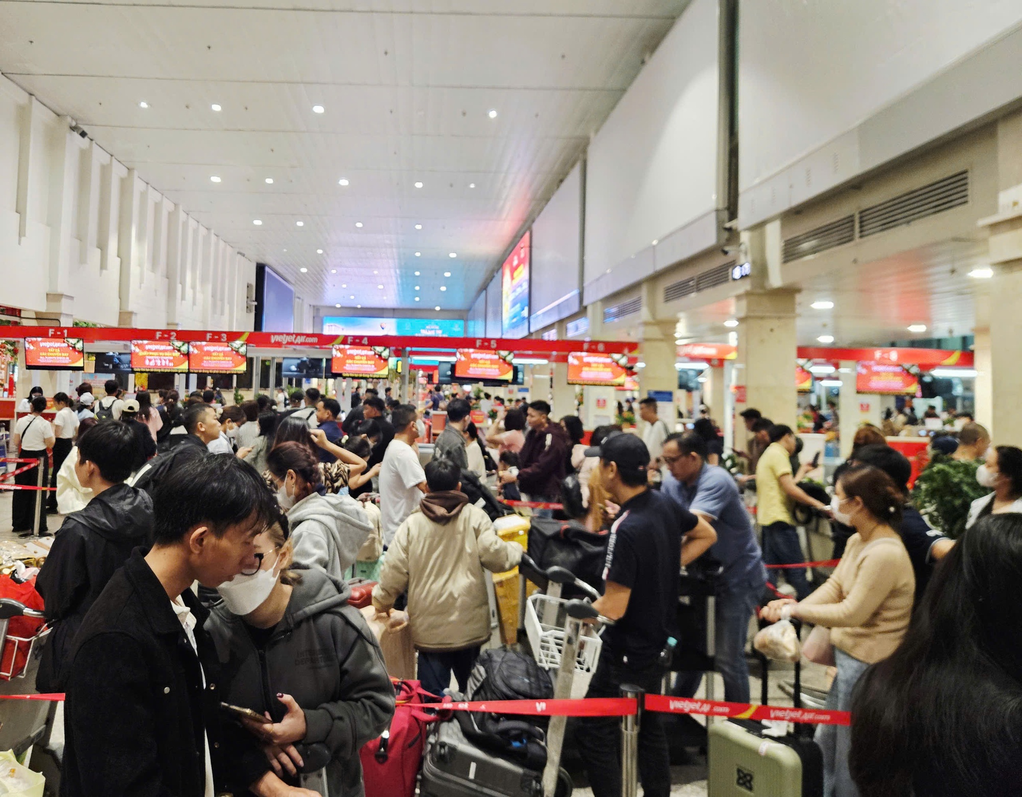 Vé máy bay Tết từ Hà Nội và TPHCM vẫn thấp ngày mùng 3 Tết 2026 - Ảnh 2.