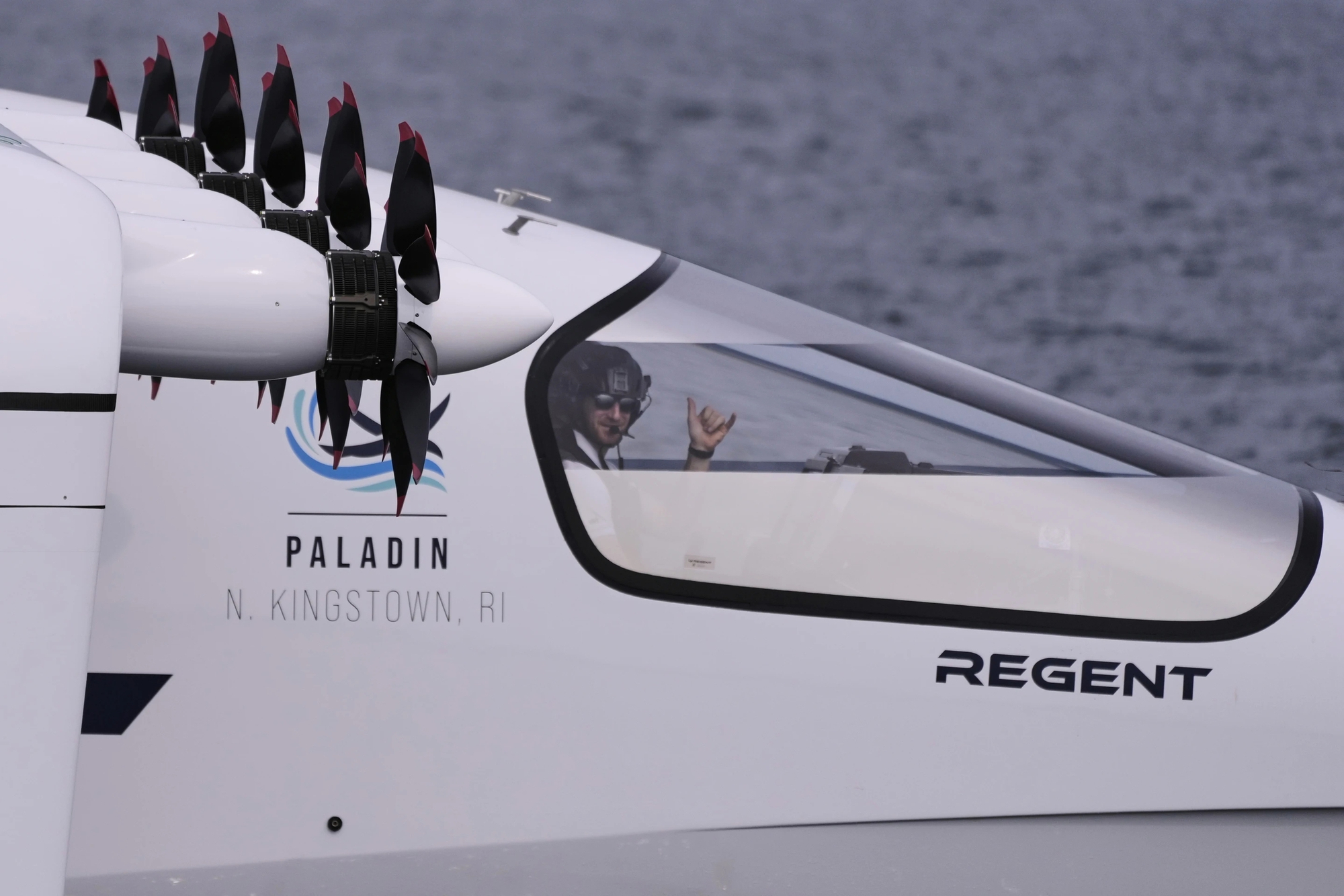 Phà chở khách có cánh - Ảnh 1.