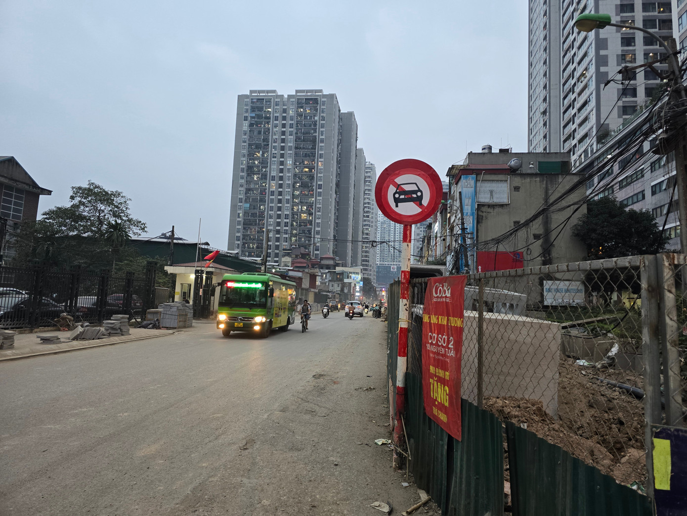 Hà Nội: Biển cấm ô tô xuất hiện giữa tuyến Nguyễn Tuân, tài xế lo 'dính' phạt nguội- Ảnh 2.