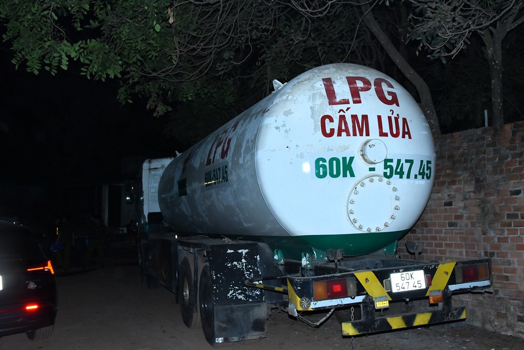 Đồng loạt khám xét 10 địa điểm trong đường dây lớn, bắt 16 đối tượng, thu hàng tấn tang vật - Ảnh 8.