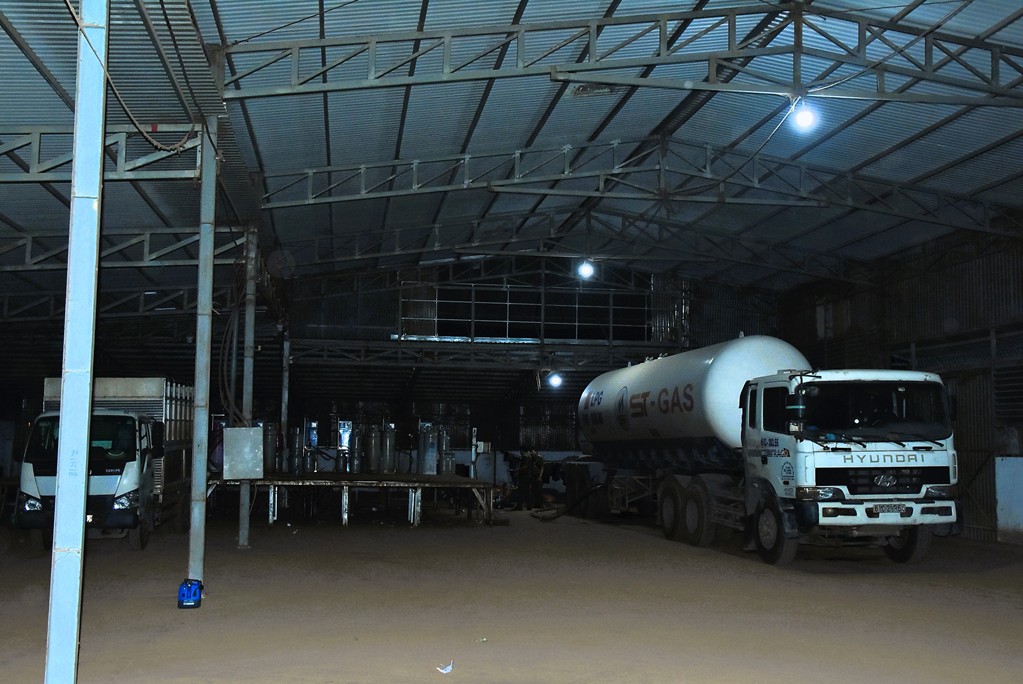 Đồng loạt khám xét 10 địa điểm trong đường dây lớn, bắt 16 đối tượng, thu hàng tấn tang vật - Ảnh 9.