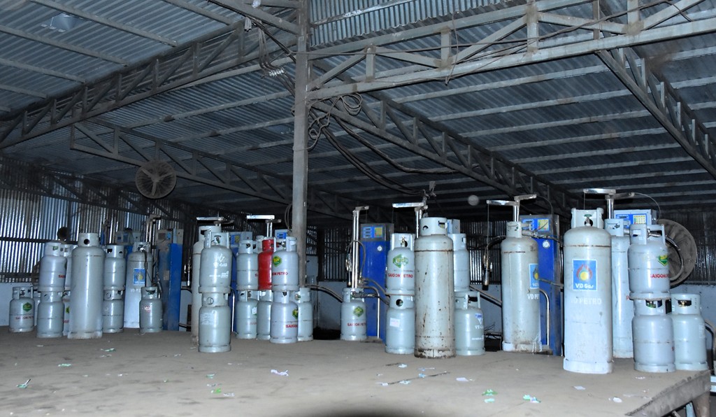 Đồng loạt khám xét 10 địa điểm trong đường dây lớn, bắt 16 đối tượng, thu hàng tấn tang vật - Ảnh 7.